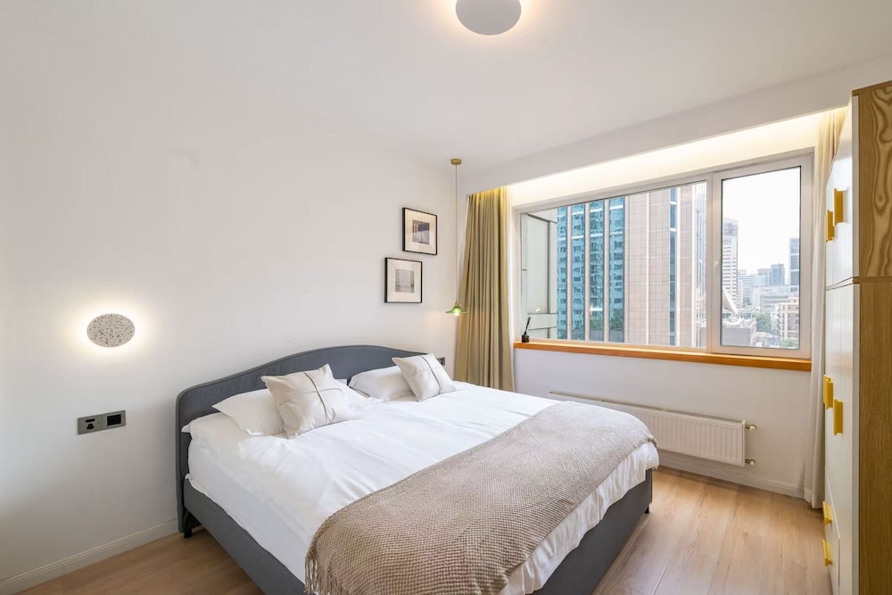 Senior, Apartment, 2 Queen Beds، Book and Bed-People's Square 3/10