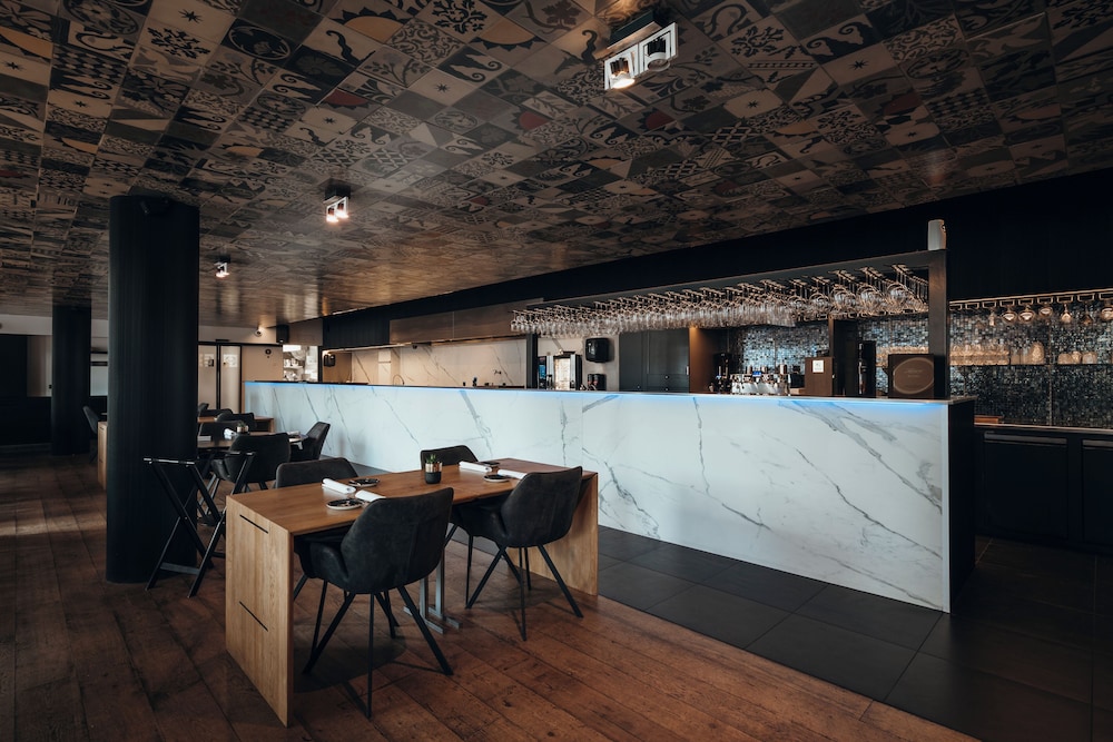 Carbon Hotel 10/61