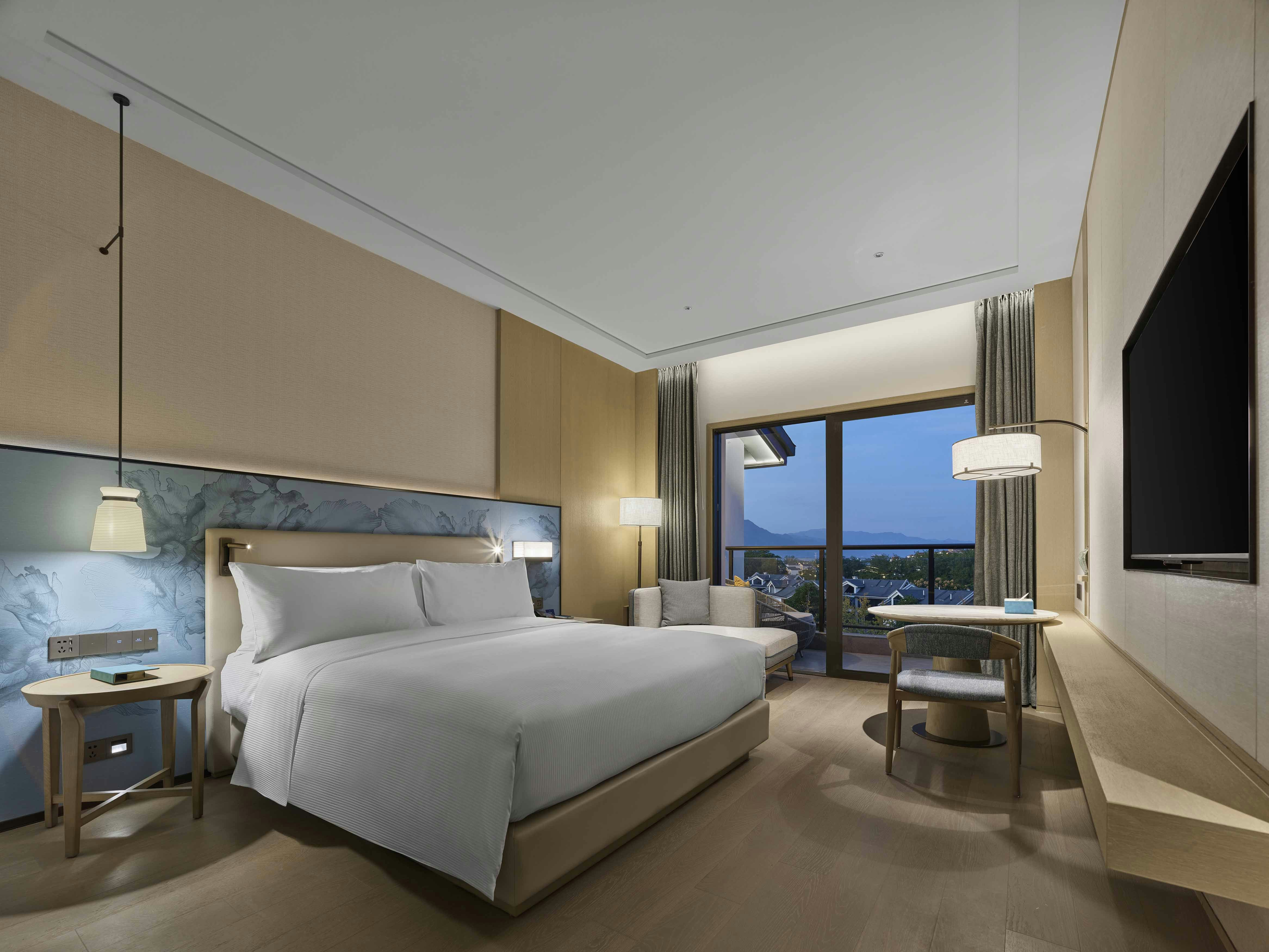 PREMIUM, SUITE, KING BED