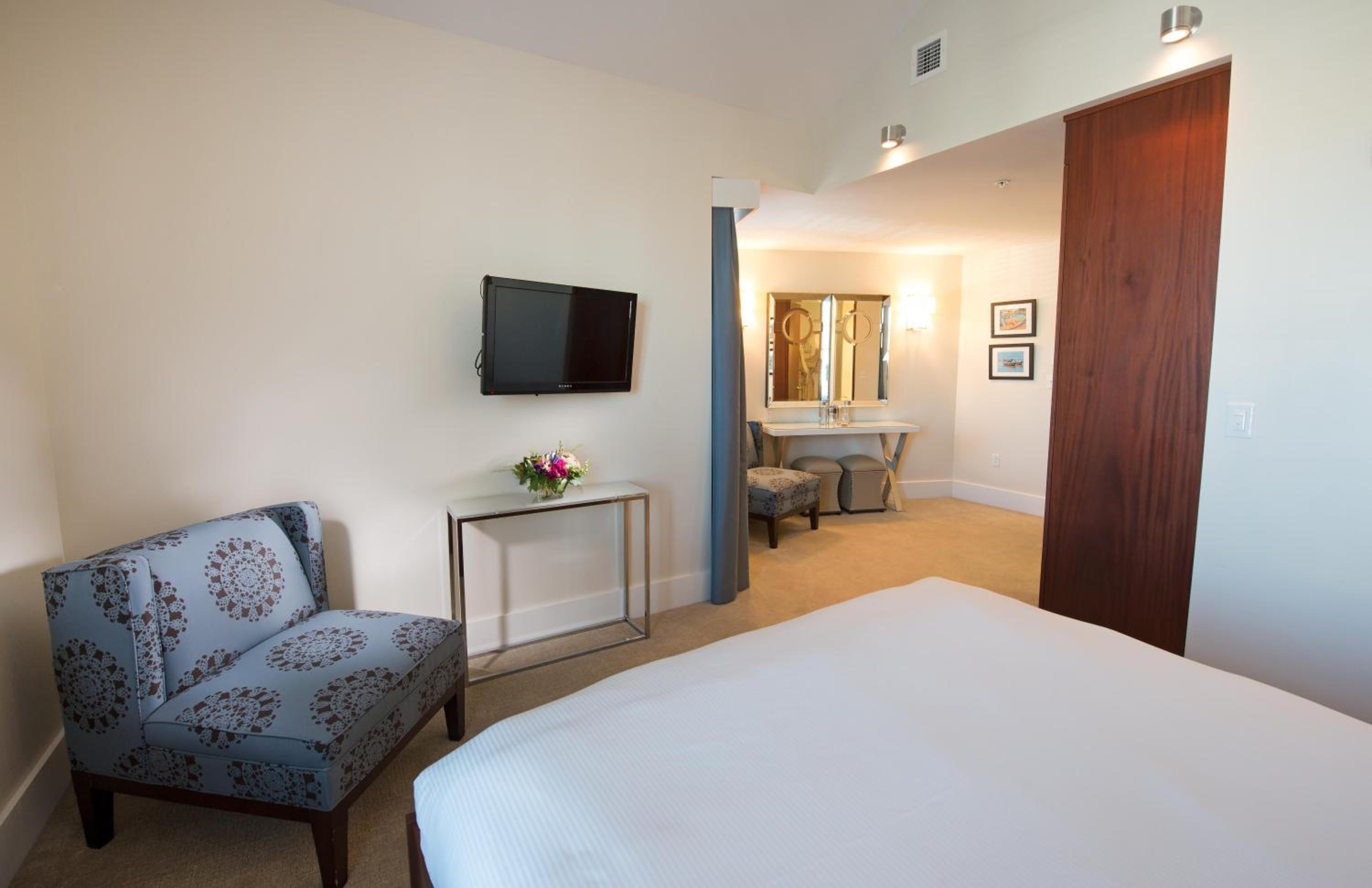 Room, Queen Bed, Port Side, Accessible