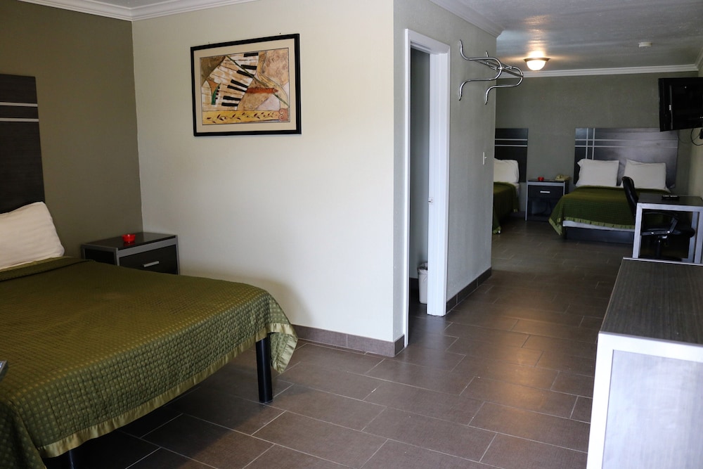 Deluxe Inn Motel 15/22