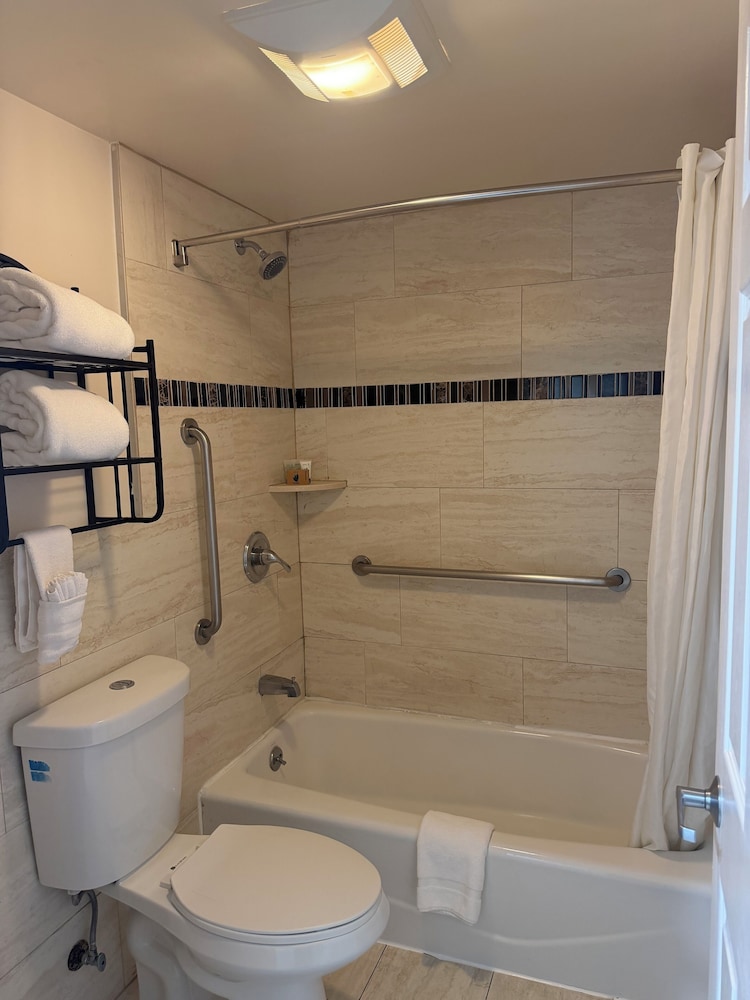 Lombard Plaza Motel 58/64