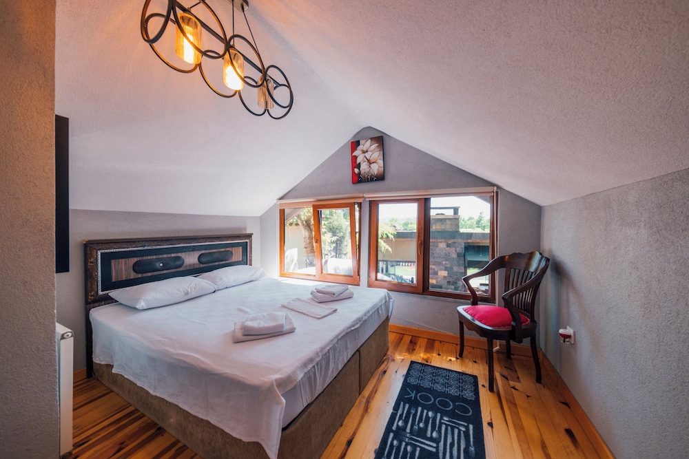 Antik River House 13/48