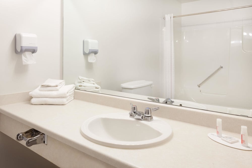 Loft, Suite, 3 Queen Beds, Single Bed, Kitchenette, Super 8 by Wyndham Valemount 8/9