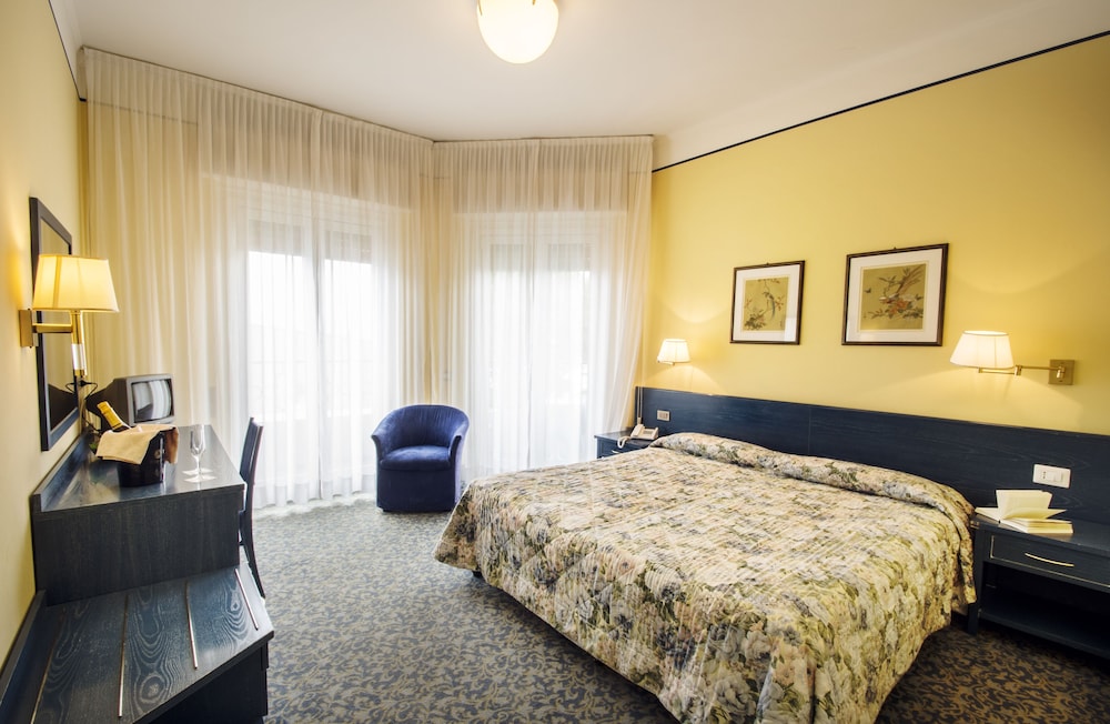 ROOM, DOUBLE BED