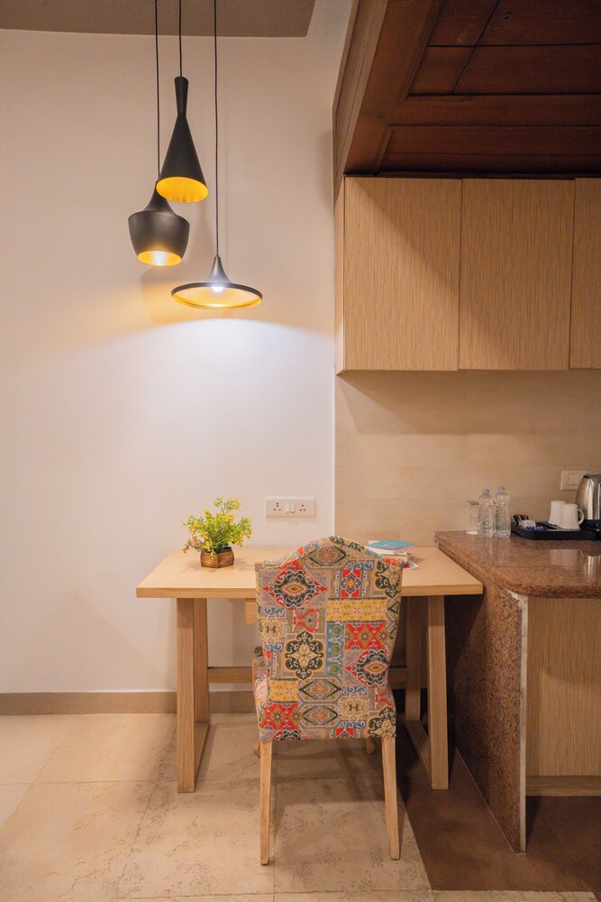 Ahuja Residency Parklane 6/50
