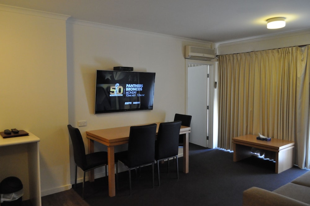 ALBURY BURVALE MOTOR INN 35/47
