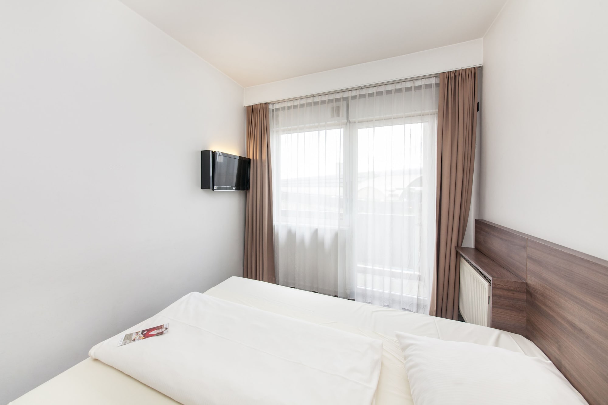 ROOM, QUEEN BED