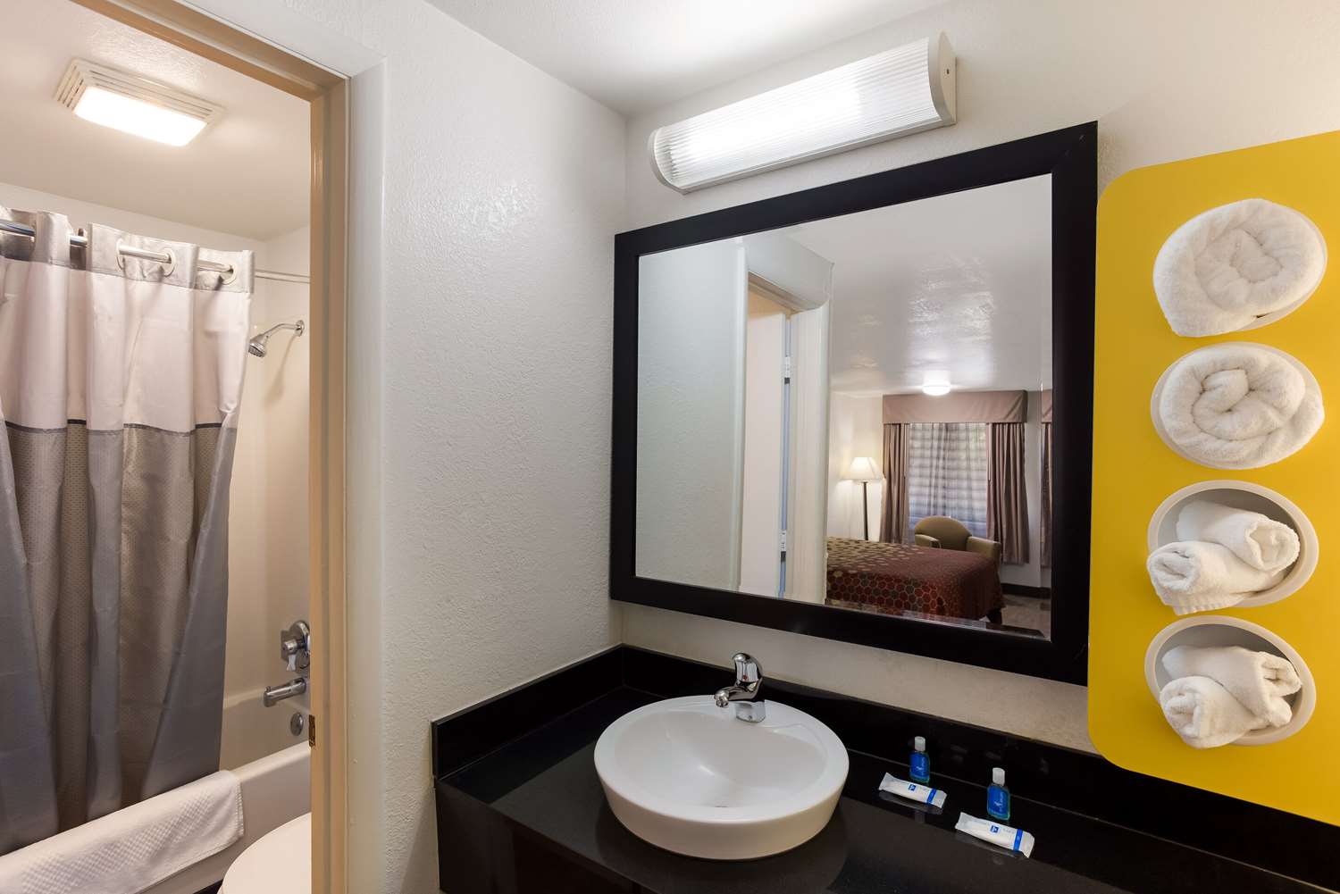 1 King Bed - Non-Smoking, Micfridge