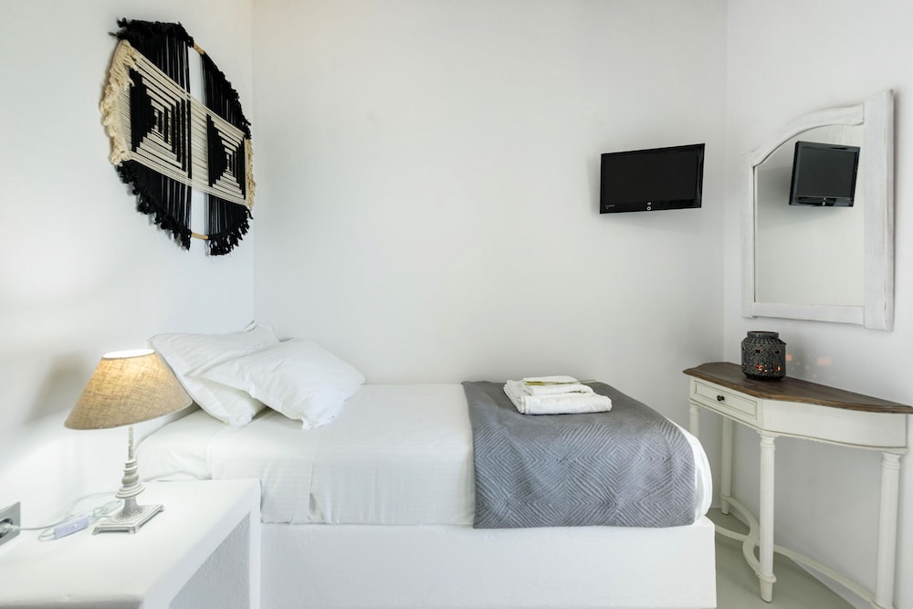 شقة بسرير مزدوج وسريرين منفصلين بإطلالة على البحر بغرفتي نوم، Blue Waves Suites & Apartments - To Kyma 8/10