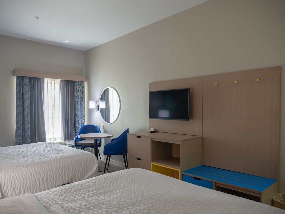 Days Inn & Suites by Wyndham Savannah North I-95 15/41