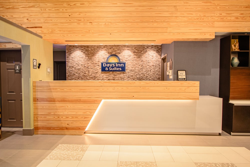 Days Inn Suites By Wyndham Fort Myers Near Jetblue Park 6/43