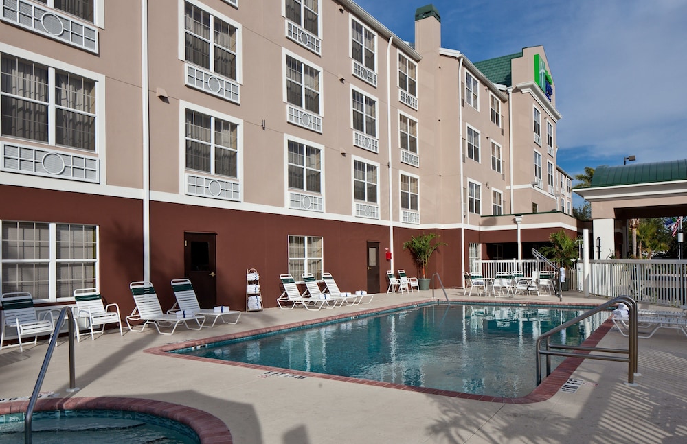 Holiday Inn Express Hotel & Suites Sarasota East - I-75 2/67