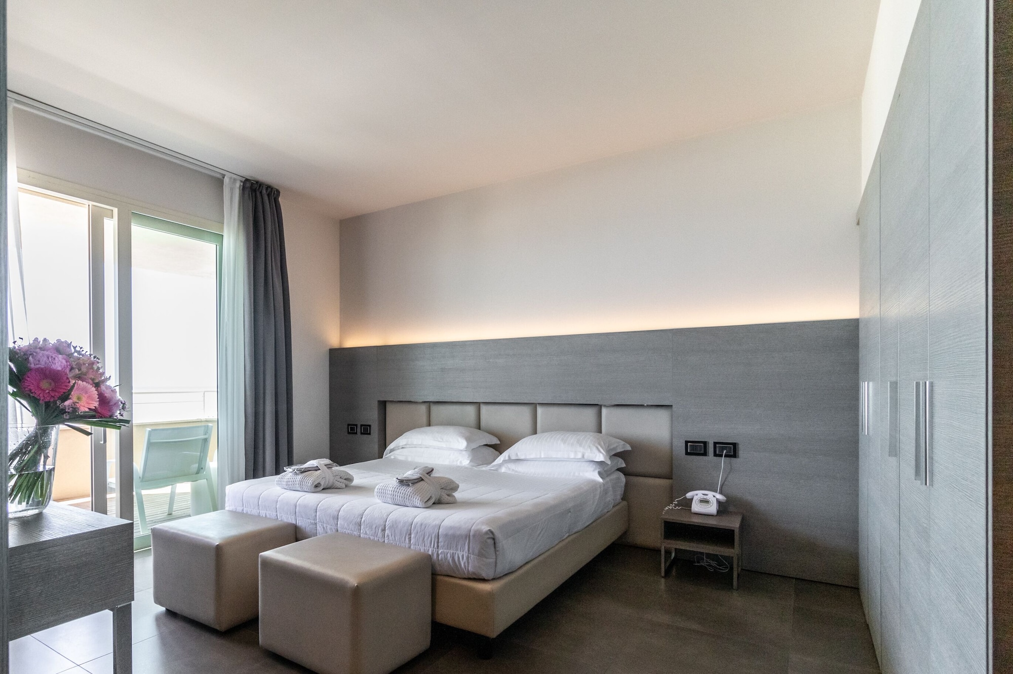 DELUXE, DOUBLE BED, PARTIAL SEA VIEW