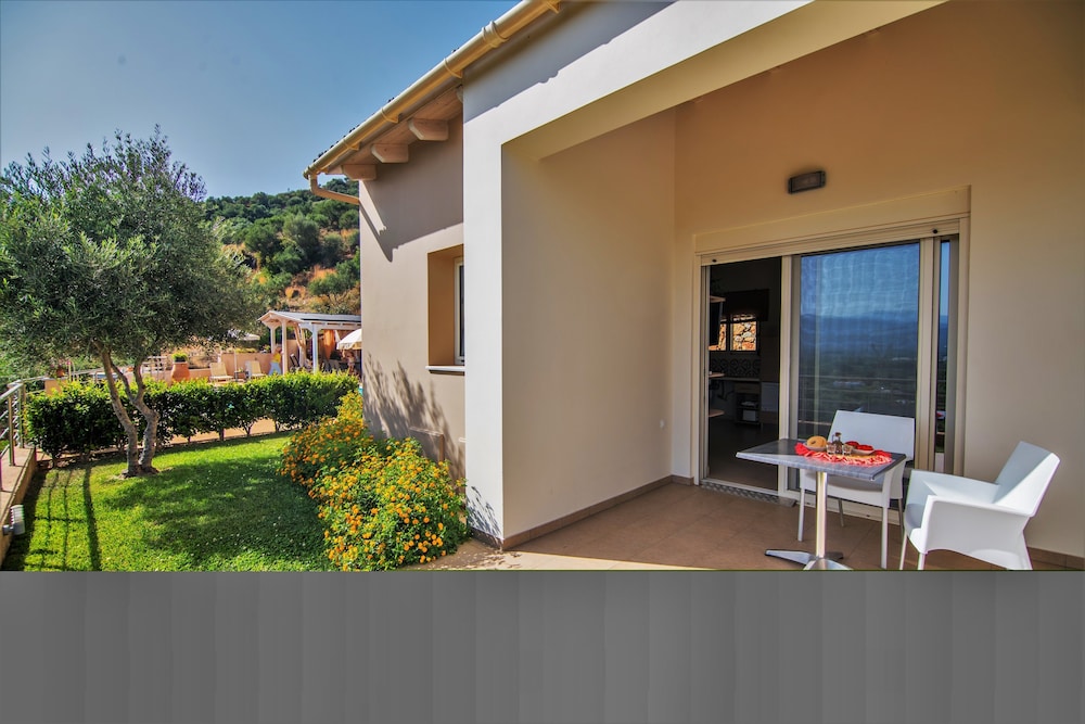 Aksos suites Accessible Accommodation 2/44