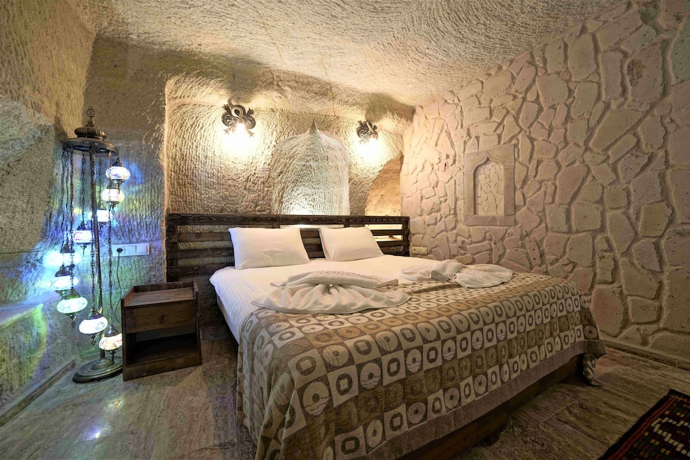 Family Suite, Rock, Queen and Twin Beds, Jetted Tub