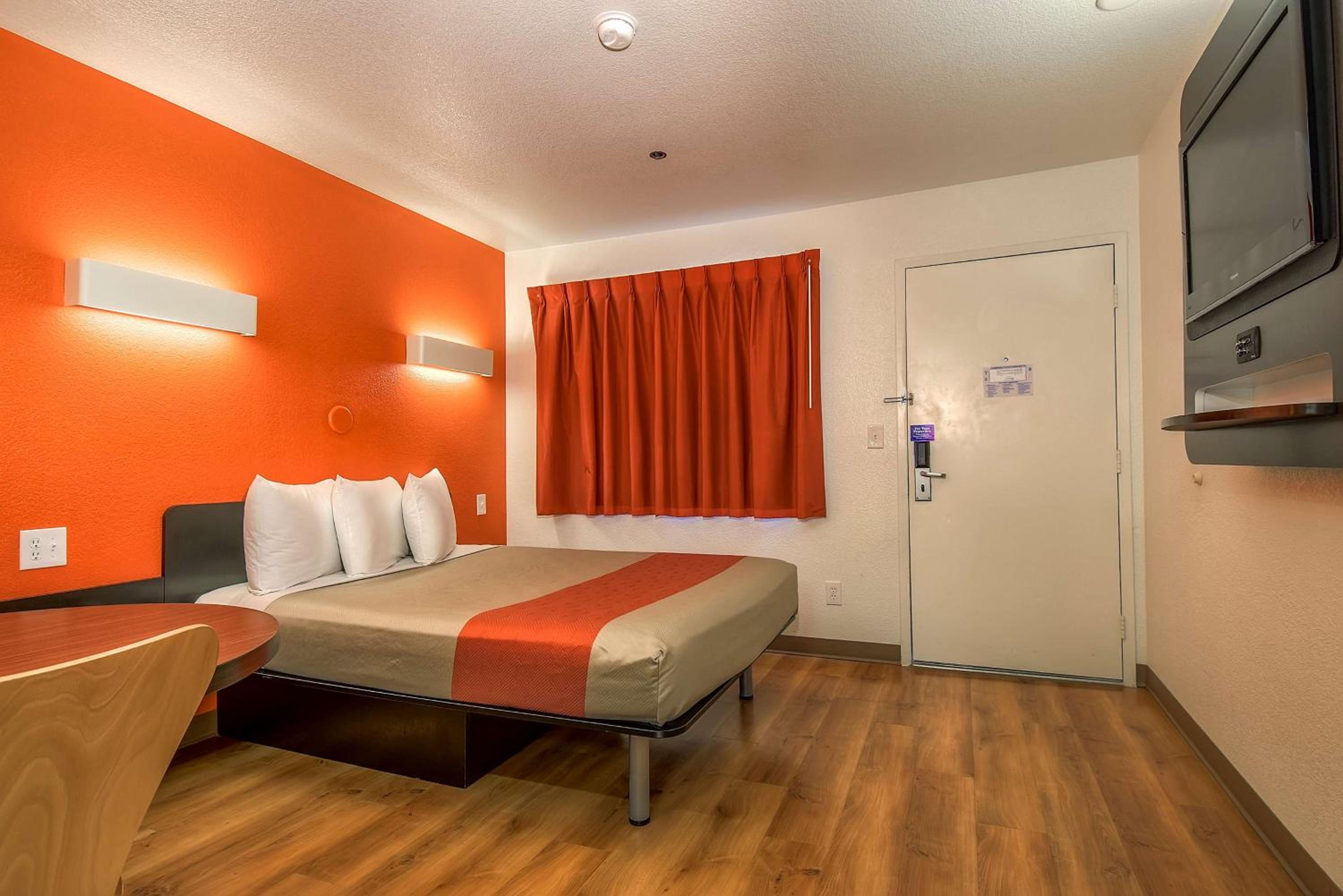 غرفة بسرير كوين، Motel6 Carlsbad, CA Beach 4/10