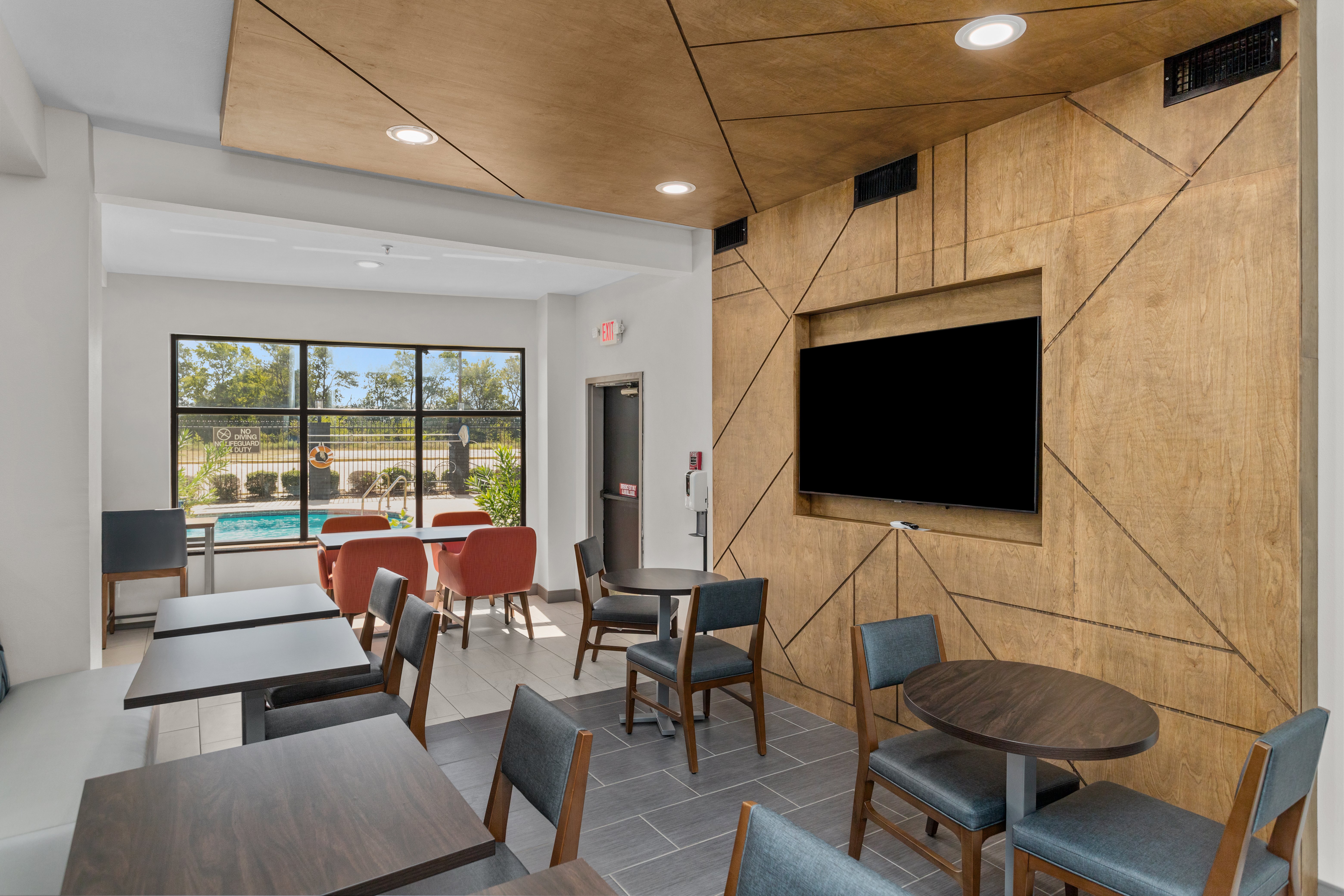 Holiday Inn Express Crockett 64/67