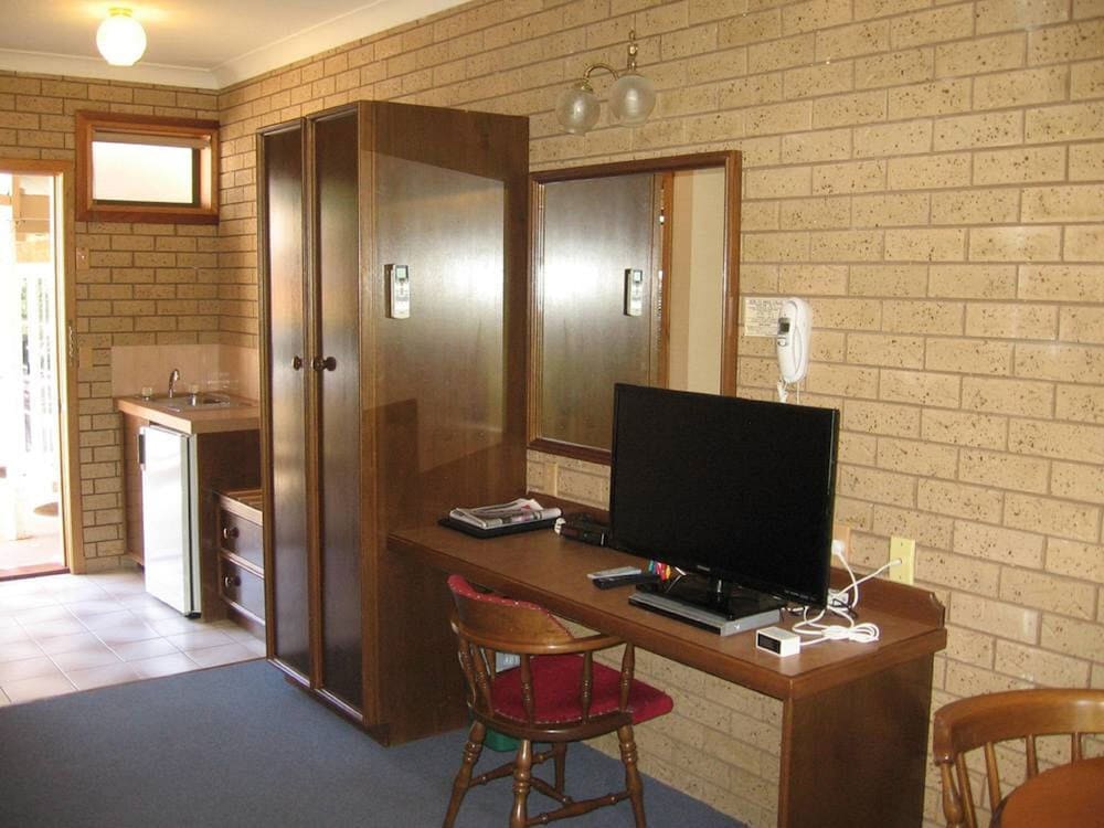 Barrass John Bright Motor Inn 37/43