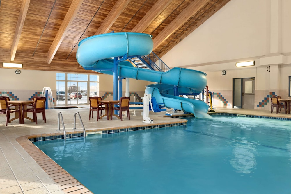 Country Inn & Suites by Radisson, Duluth North near Airport 18/34