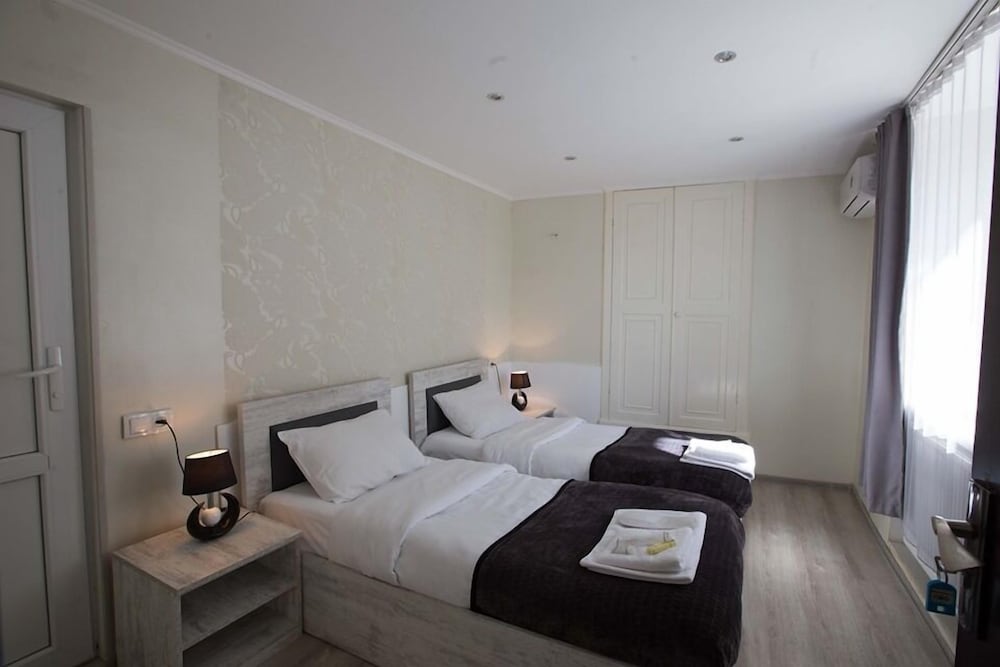 CITY, TWIN BEDS
