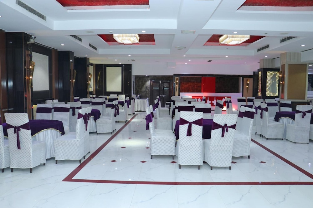 OYO Premium Bhai Bala Chowk 42/48