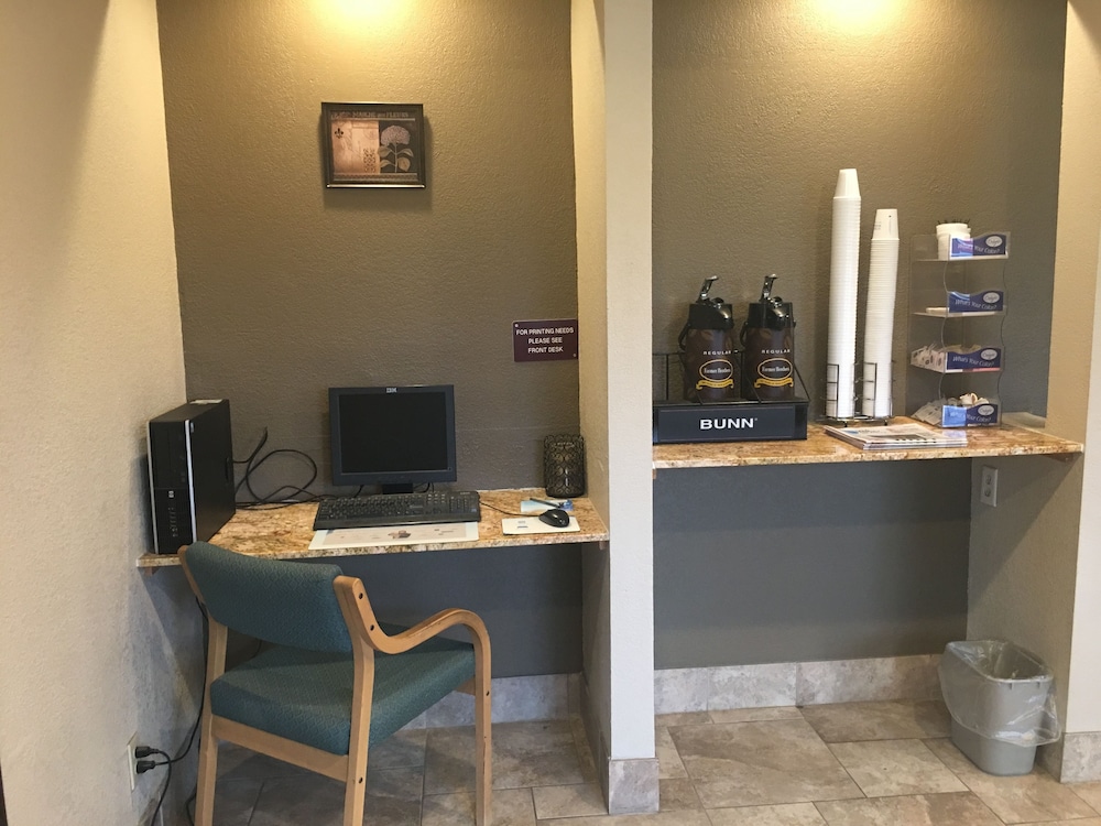 Super 8 by Wyndham Newton 25/32