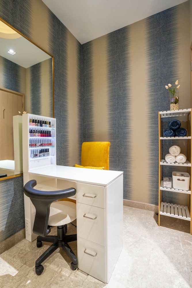 Maani Muscat Hotel & Suites 58/59