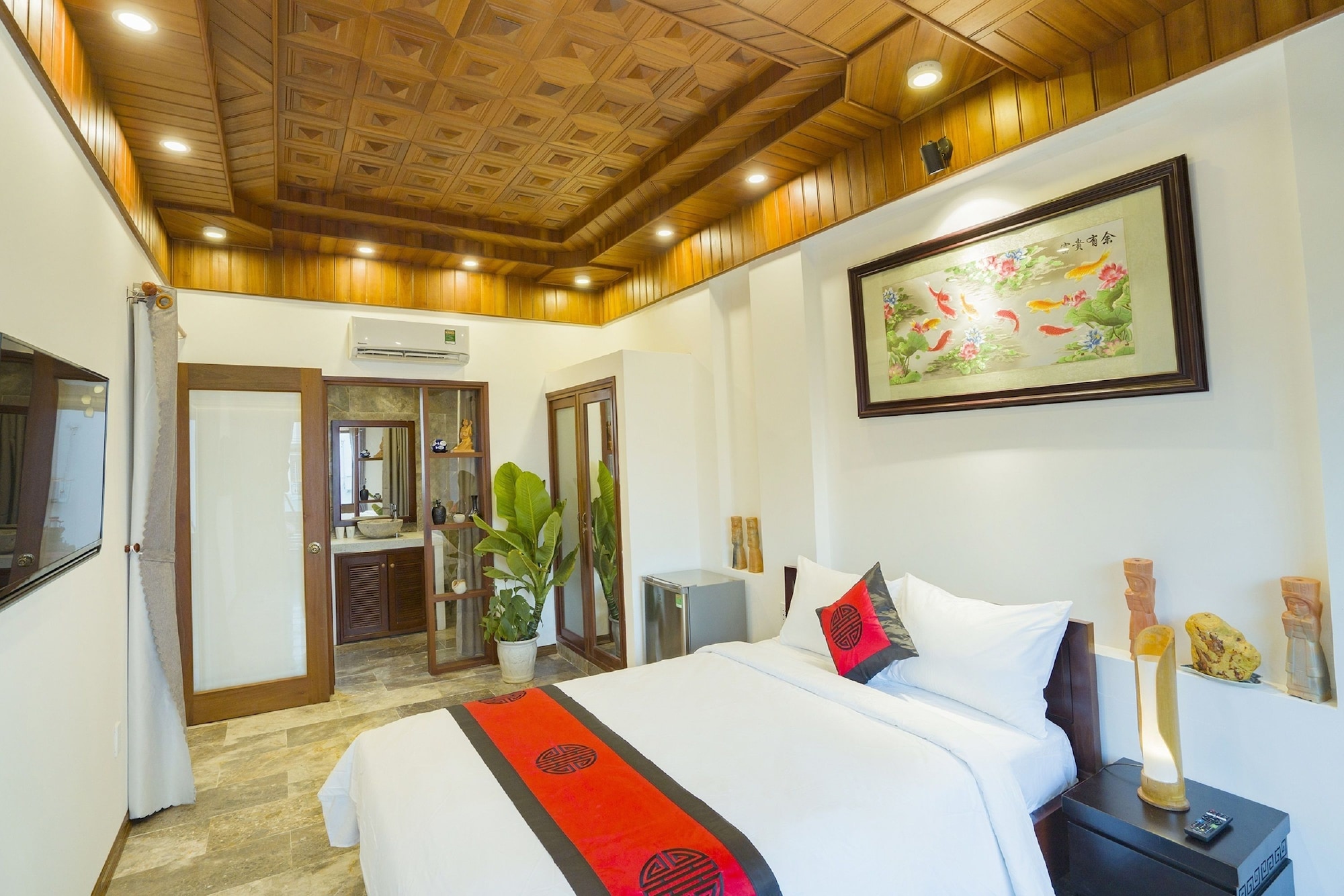 DELUXE, DOUBLE OR TWIN BED, POOL VIEW