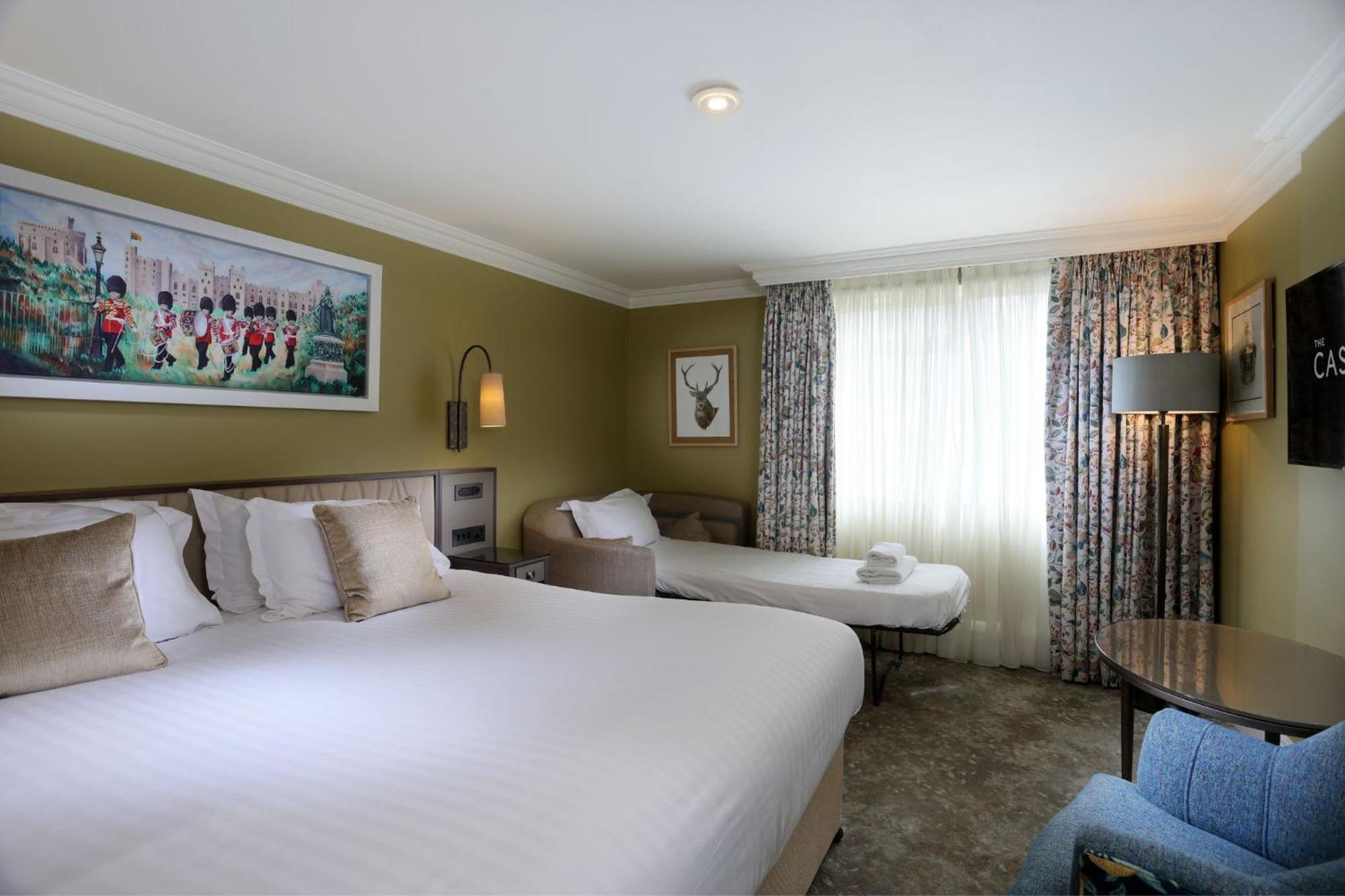 غرفة ثلاثية، The Castle Hotel Windsor 2/2