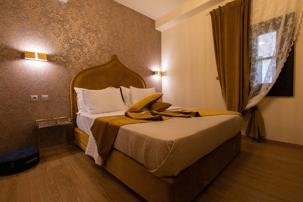 April Luxury Suites 11/50