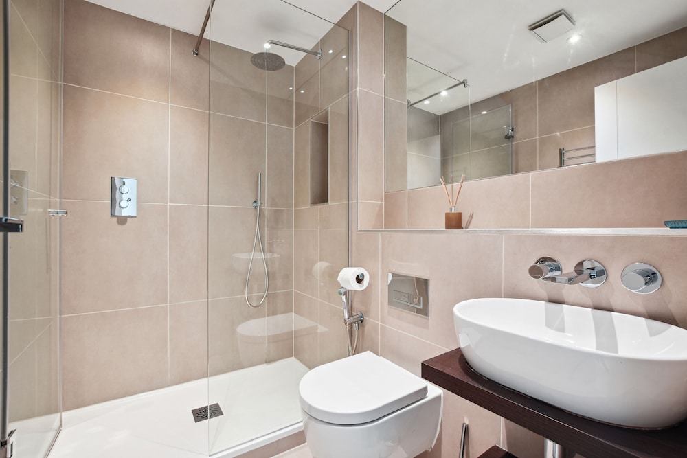 Buckingham Palace Residences by Aeria Apartments 37/45