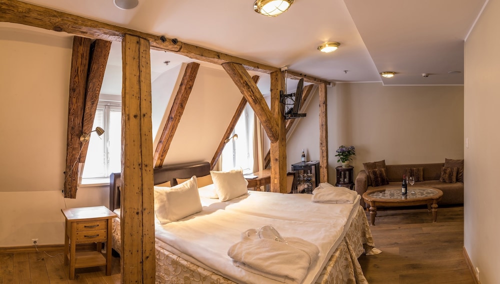 Cru Hotel 24/74