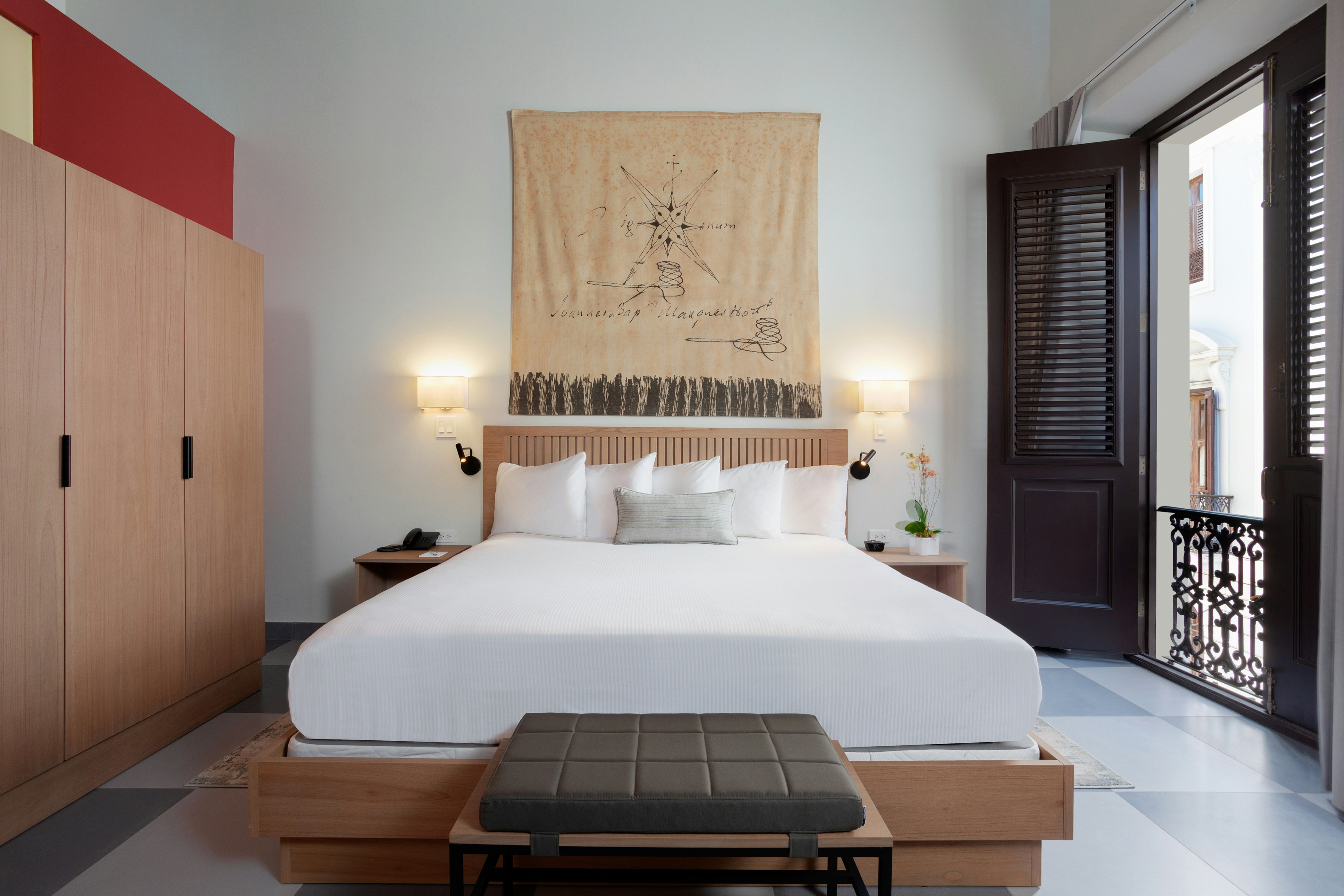 CHANCELLORS, KING BED