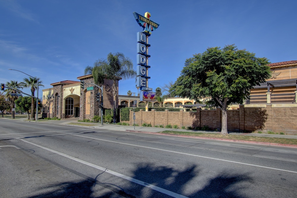 Thunderbird Lodge in Riverside 40/44
