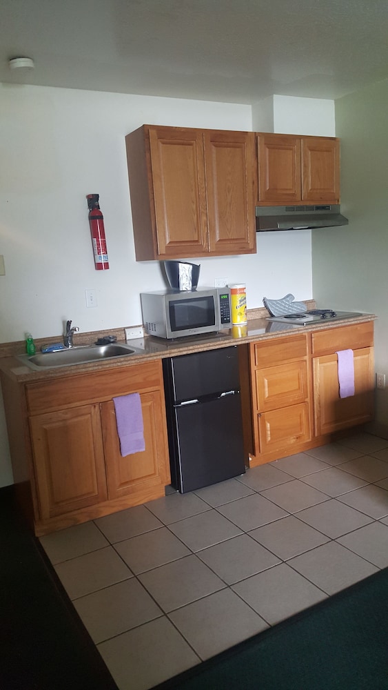 Oyster Bay Inn & Suites 11/70
