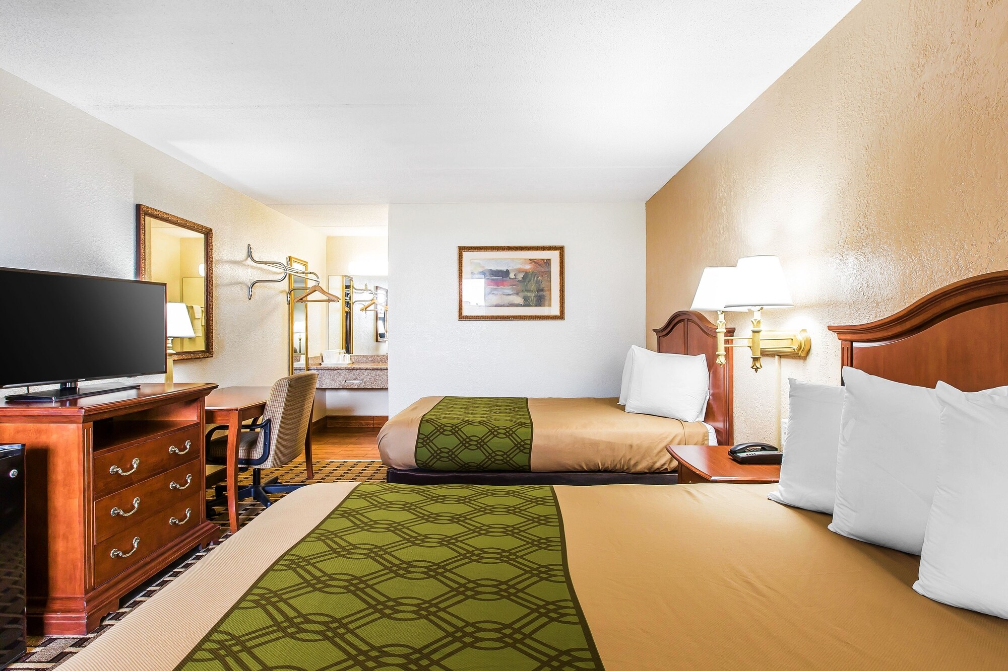 Standard, 2 Double Beds, Smoking, Econo Lodge Savannah Midtown 2/3