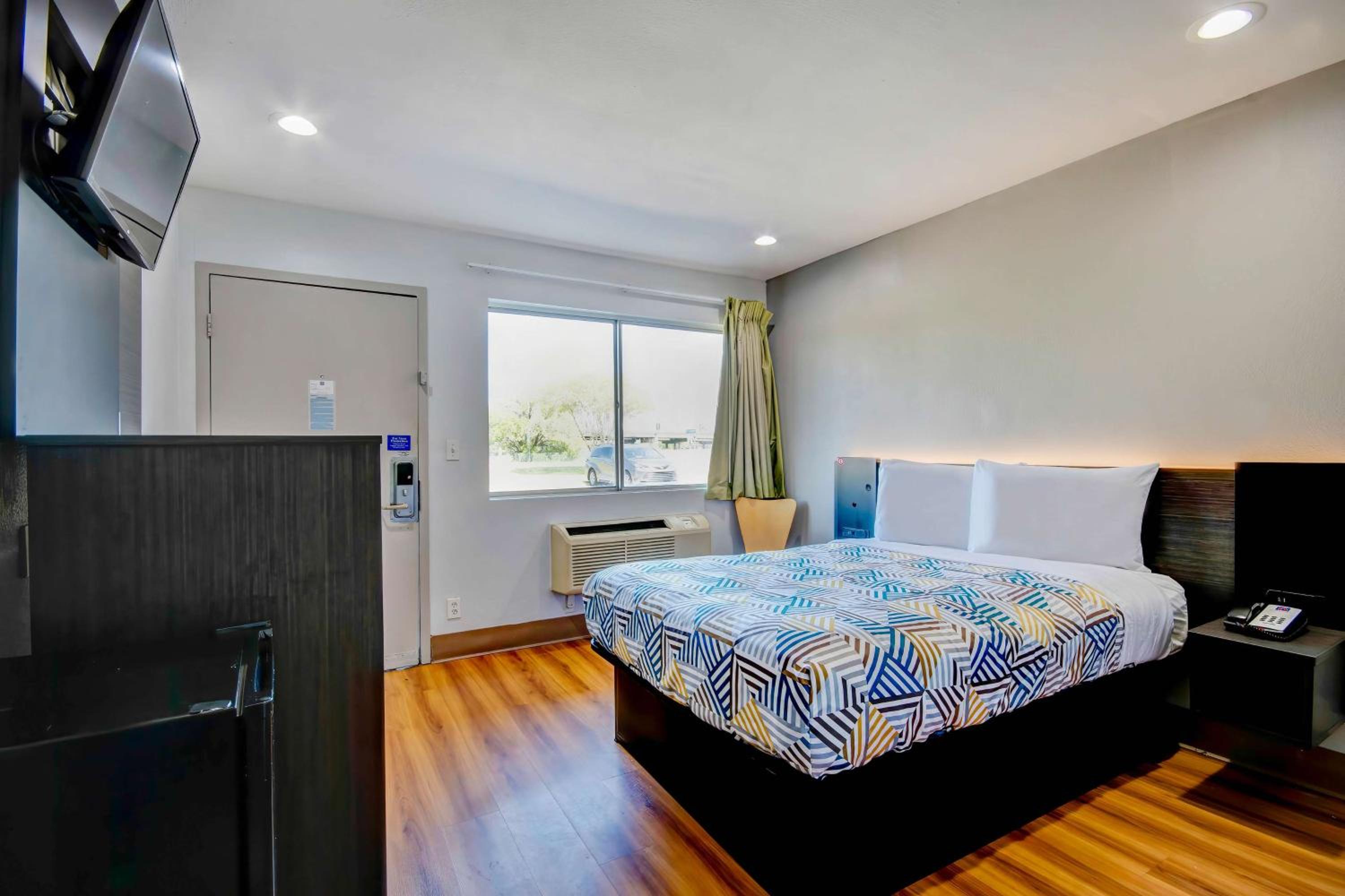 Room, Queen Bed, Accessible