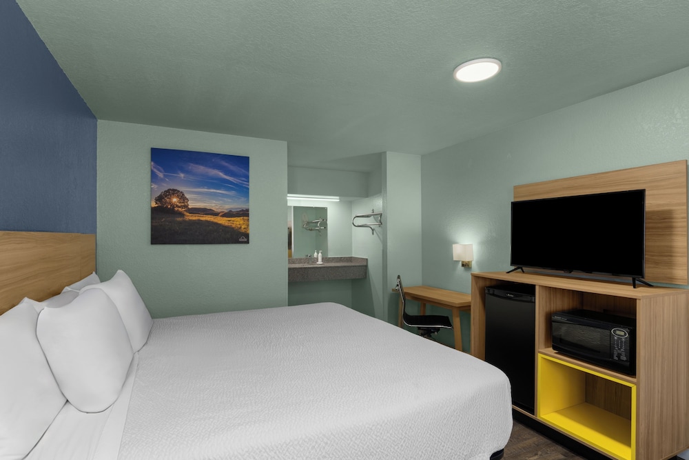 Days Inn by Wyndham Pratt 18/54