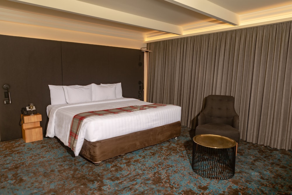 DELUXE, QUEEN BED