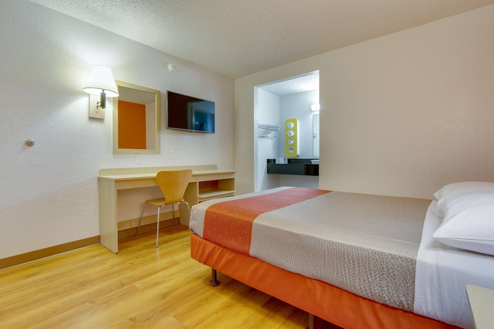 DELUXE, DOUBLE BED, ACCESSIBLE