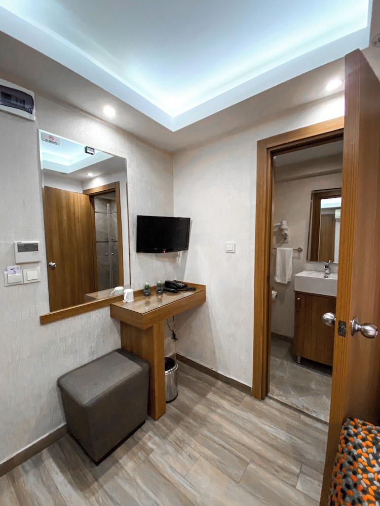 B Guest Hotel 58/66