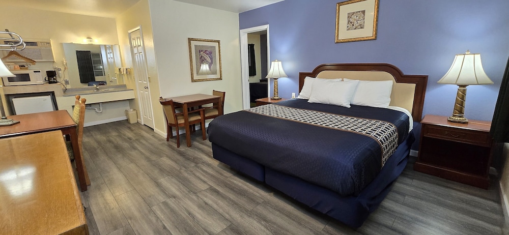 جناح بسرير كينج وسريرين مزدوجين، Rodeway Inn & Suites Blythe I-10, CA 2/18