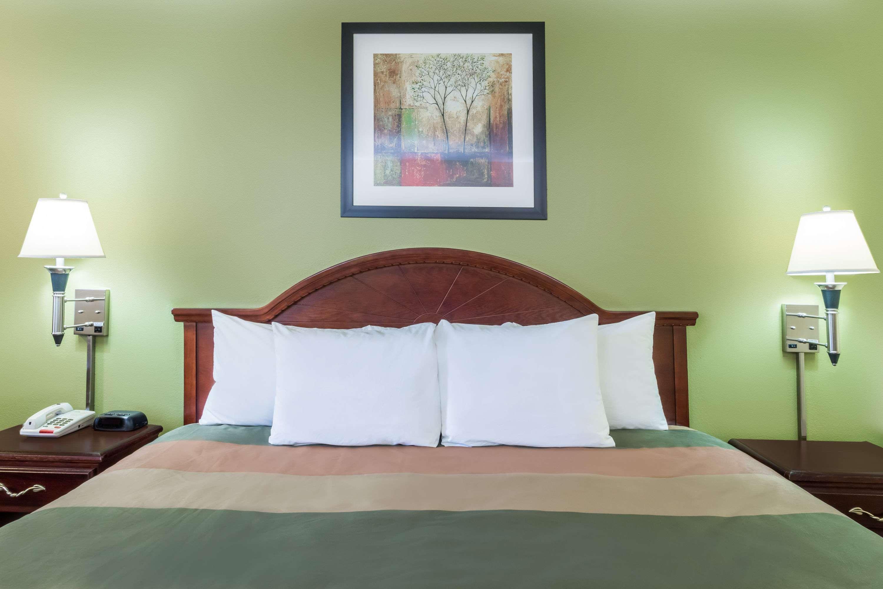 Days Inn by Wyndham Blakely 14/23