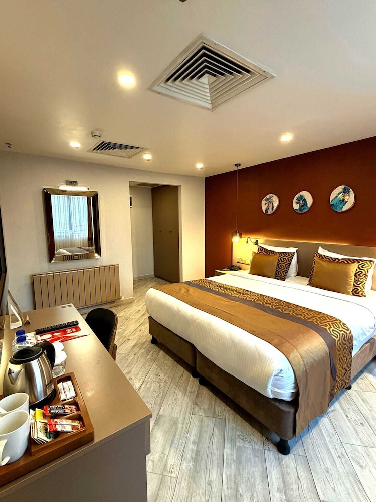 Ayramin Deluxe Hotel 31/78
