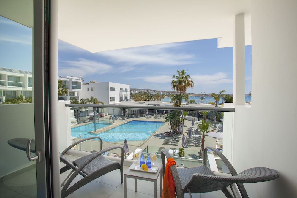Limanaki Beach Hotel & Suites 21/36