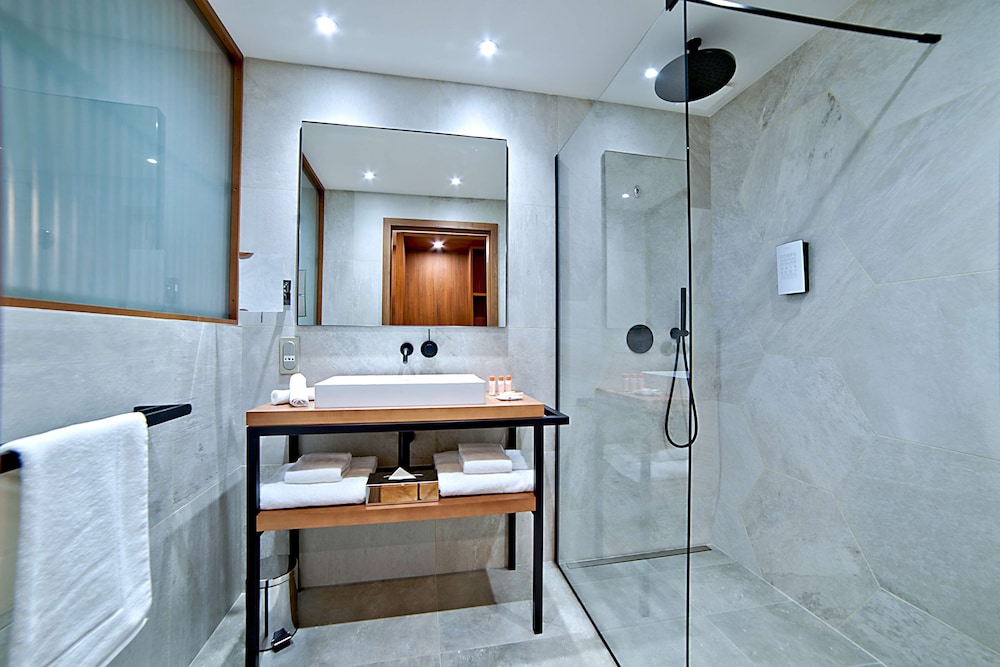 غرفة سوبيريور بسرير كينج بإطلالة على البحر بشرفة، Golden Tulip Porto Vecchio 4/5