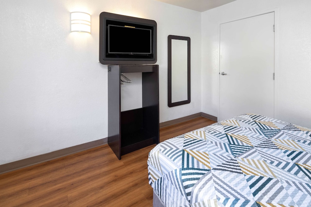 Motel6 Santa Barbara, CA - State Street 31/54