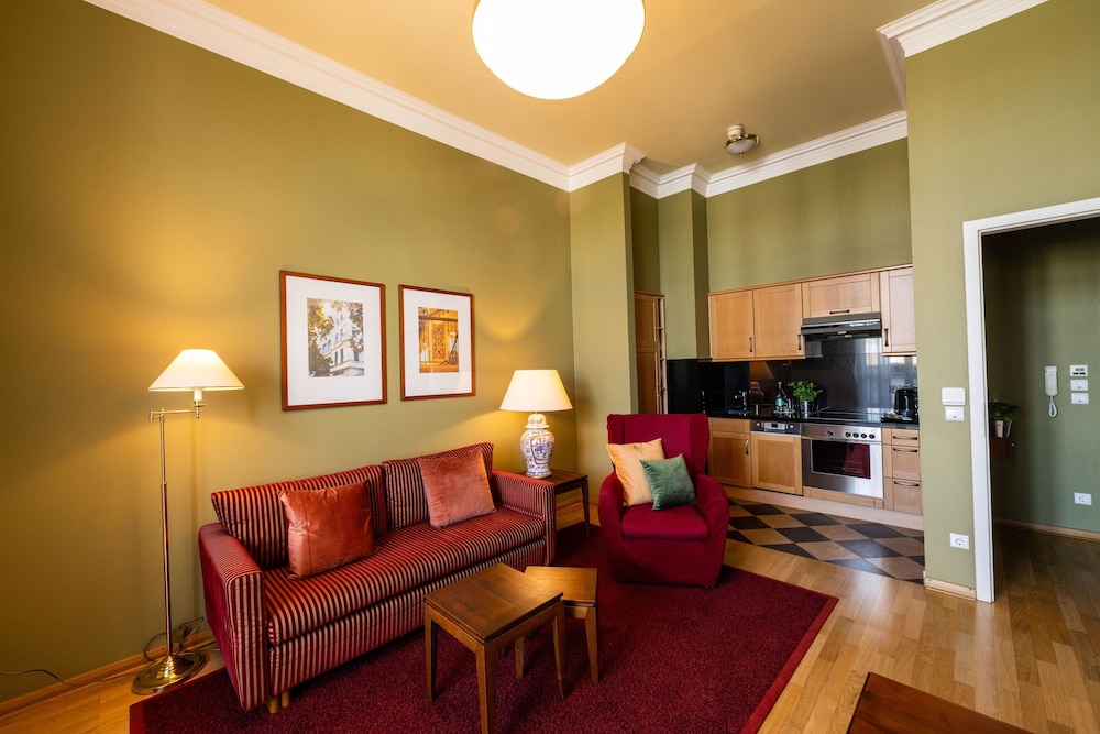 Louisas Place Hotel 94/108