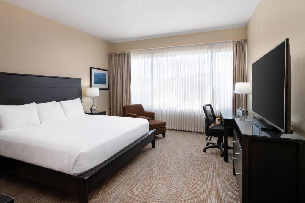 Room, King Bed, Executive Level, Near the Pool, Top Floor, Accessible